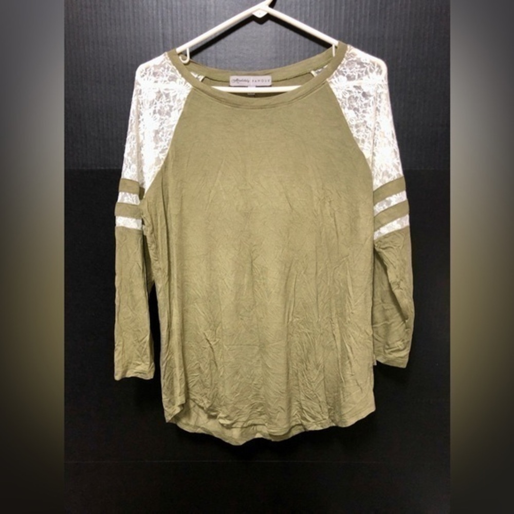 ⛄️Absolutely Famous 3/4 sleeve Olive Lace top